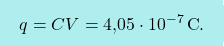 \[\boxcolorato{fisica}{q=C V=\text{4,05}\cdot 10^{-7}\,\text{C}.}\]